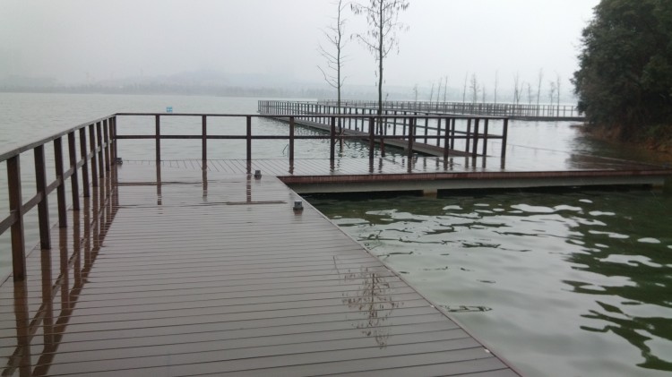 長沙湖邊生態景觀，百妥木塑木地板在戶外的適配