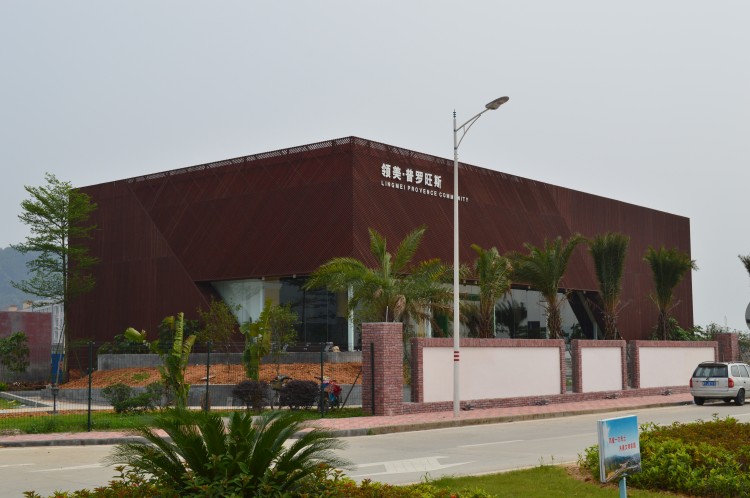 百妥木塑木格柵落地純水岸售樓部，打造高端建筑美學