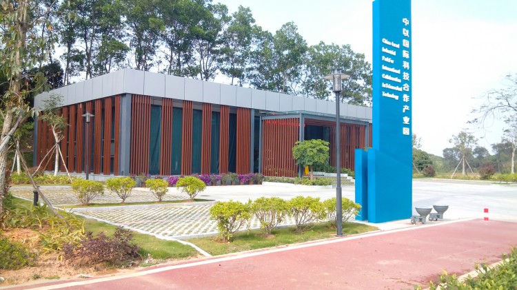 中以國際科技合作產業園塑木格柵工程選材應用案例
