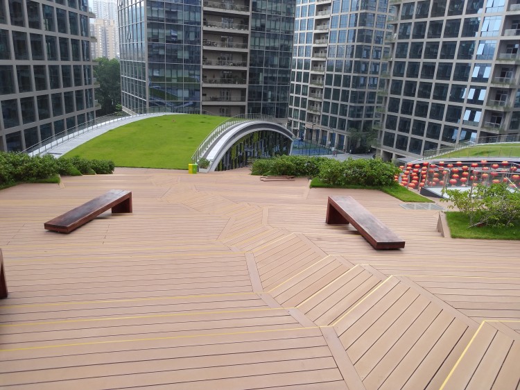 百妥木高端塑木地板的實景應用優勢，深圳僑城坊戶外景觀改造案例