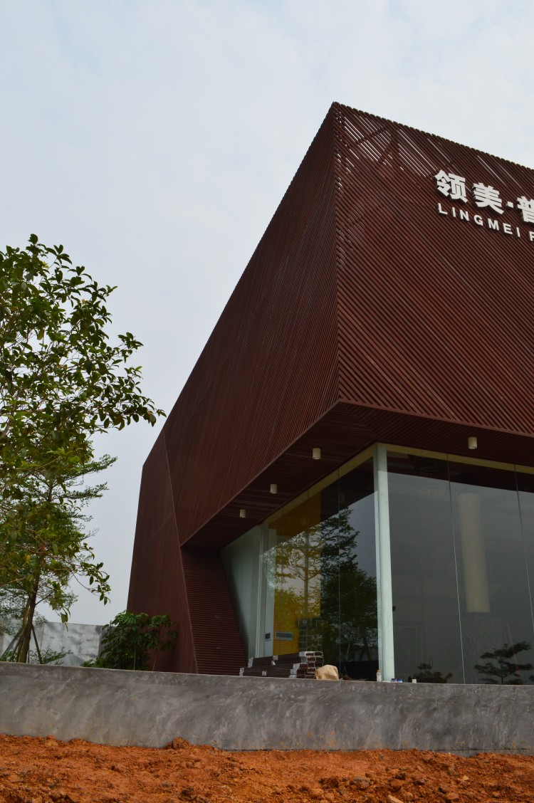 百妥木塑木格柵解決戶外建材通病：純水岸售樓部景觀工程案例
