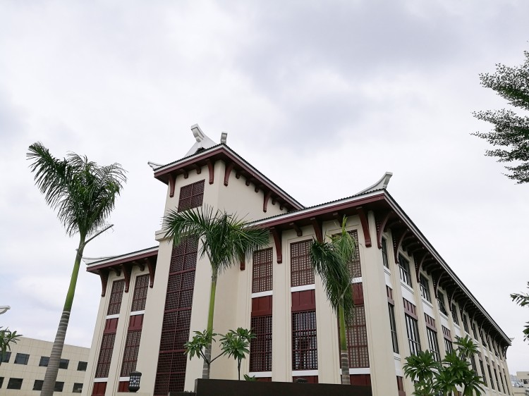 百妥木塑木格柵落地德曼門業，重塑企業外立面高端質感