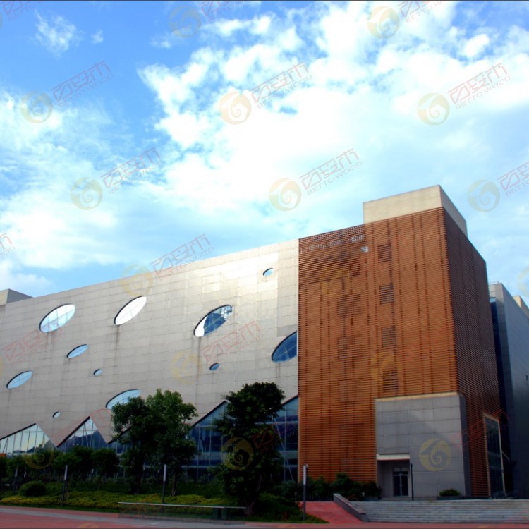廣州蘿崗三星建筑外墻改造案例，高端塑木格柵戶外應用優勢