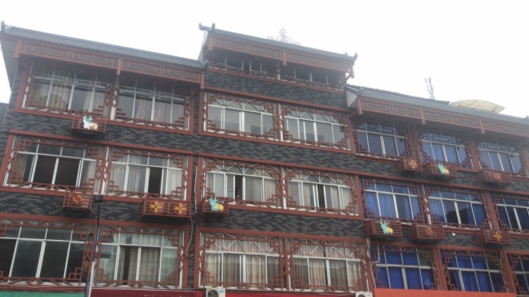 百妥木塑木格柵落地馬山新興街窗花項目，煥新街區古韻風貌