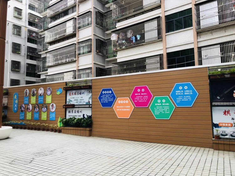 汕尾鴻志實(shí)驗(yàn)學(xué)校墻面改造案例，高端塑木墻板適配校園實(shí)景應(yīng)用