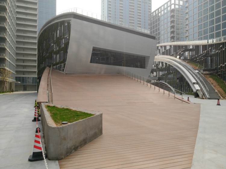 深圳僑城坊工程案例，百妥木高端塑木地板打造生態(tài)商務(wù)景觀
