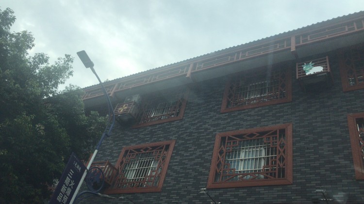 馬山新興街老街煥新工程，百妥木塑木窗花打造街區景觀