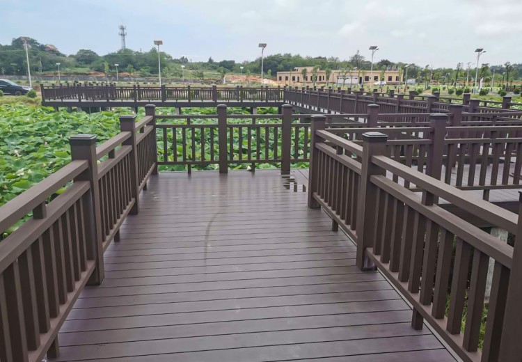 汕尾荷花池景觀案例：百妥木塑木地板在臨水的耐用方案