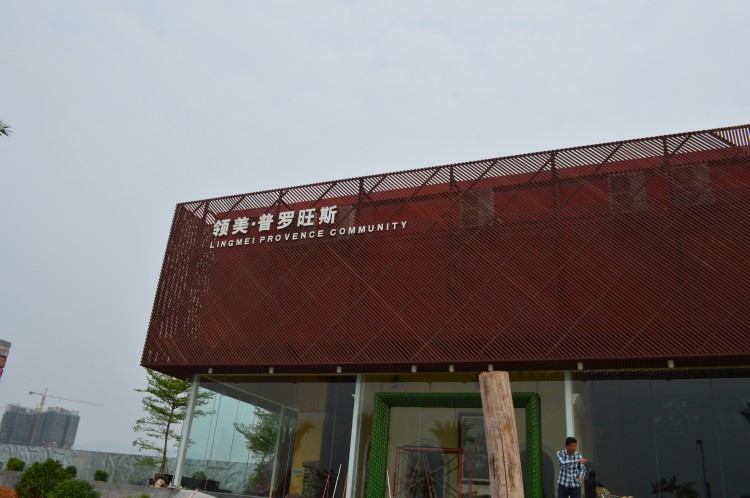 百妥木塑木格柵在純水岸售樓部打造高端臨水景觀